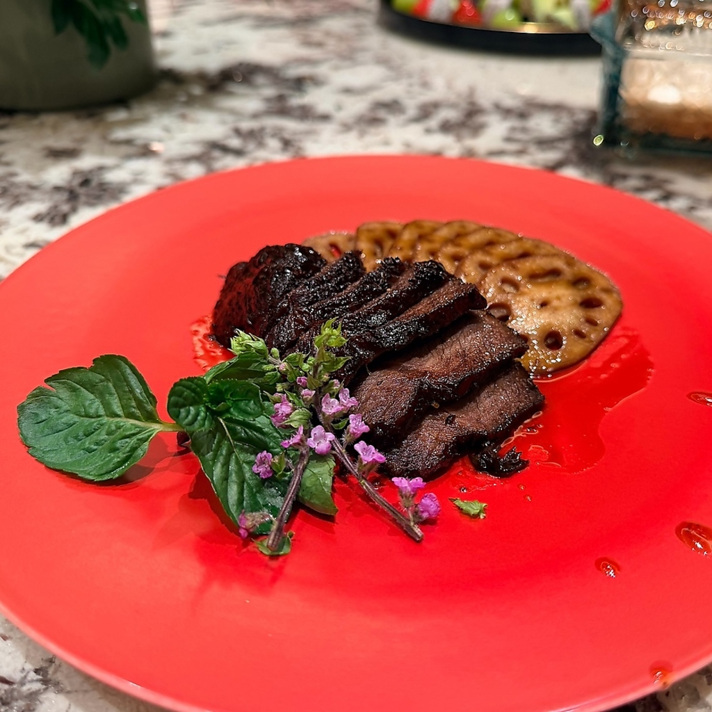 【和牛の特製熟成醤油煮込み】厳選された和牛を特製熟成醤油でじっくり煮込んだ、極上の一皿です。