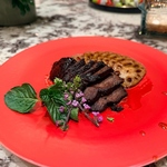 【和牛の特製熟成醤油煮込み】厳選された和牛を特製熟成醤油でじっくり煮込んだ、極上の一皿です。