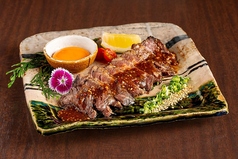 牛サガリの藁焼きとこっこ卵の卵黄