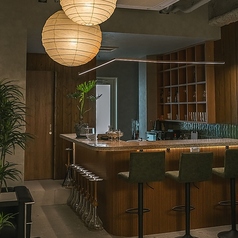 【カウンター席】シックなデザインと心地よい照明が融合し、特別なひとときを演出します。お仕事帰りや、一人の静かな時間を楽しむのにぴったりな空間です。夜はお酒や夜カフェとともに、シーシャを楽しむ贅沢な時間をお過ごしください。