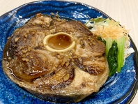 夜の名物！まぐろ尾の身のステーキ