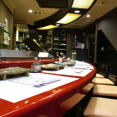 カウンター席では、目の前で揚げられる天ぷらを楽しめます。職人が手際よく仕上げる様子を眺めながら、揚げたての香りに包まれ、食欲がそそられます。赤いカウンターは温かみがあり、リラックスしながら食事を楽しむことができます。友人や家族との会話を楽しみつつ、贅沢なひとときをお過ごしください。