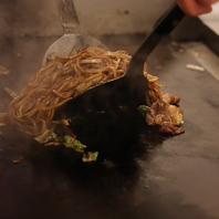 鉄板で仕上げる香ばしさと自家製ソースの深い味わい