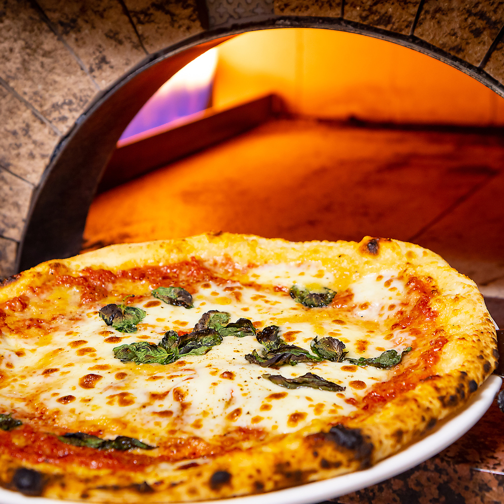 本場イタリアの小麦粉を使用し、石窯で焼き上げた本格ナポリピザ！ここでしか味わえない自慢のピザ！
