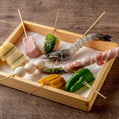 当店の串揚げは、体にも優しい米油を100%使用。素材ごとの特性を見極め、極限まで薄く仕上げた衣で絶妙なタイミングに揚げています。外はサックサク、中は素材の旨味が溢れ出すさっぱりとした仕上がりは、米油ならでは。揚げたての贅沢を、ぜひお好きな串から心ゆくまでご賞味ください。