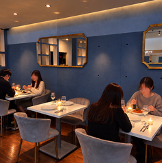 店内に10席ご用意しておりますご予約でお席のご選択も可能です。