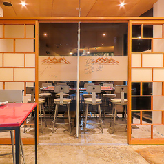 【個室席】間仕切りのある空間は個室としてご利用頂けます！清潔感のある白を基調としたお席で、女子会や会社仲間との飲み会などにおすすめのお席となっております♪