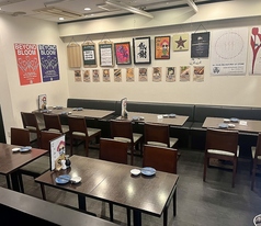 使い勝手、居心地は抜群の良さがウリのテーブル席。