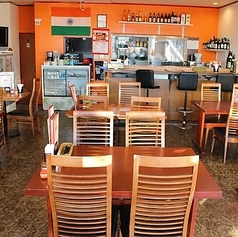 オレンジ色の壁とインド国旗が映える開放的な店内は、大人数でのパーティーや貸切のご利用にも最適です◎