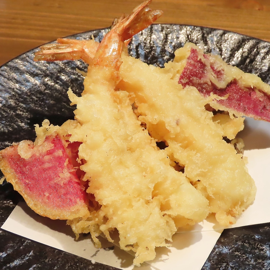 へぎそばのトッピングにもピッタリの大海老天ぷらは単品で酒の肴にもピッタリ。2本750円(税込)