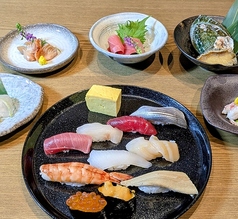 【ディナー桜コース】前菜、刺身、焼物、にぎり10貫、巻物3切れ、玉子、お椀、デザートを堪能できるプランの写真