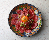 レアステーキをユッケ風で。赤身の旨味を豊富な料理で