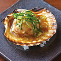 料理メニュー写真&nbsp;【北海道産】殻付きホタテのバター醤油焼き