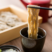 【信州そば】見所はまず、蕎麦粉の美味しさがあげられます。昼夜の寒暖差が大きい長野県では、澱粉がしっかりとした美味しい蕎麦麦を育てることが出来ます。澄んだ空気と清らかな水に恵まれた信州八ヶ岳麓の「信州そば」は八兵衛の名物。せいろそば・かけそば・料理長のおすすめなどに、トッピングもご用意しております。