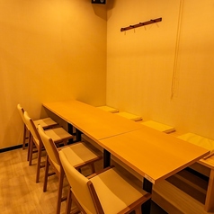 【白を基調とした明るい綺麗な店内】【仙台/居酒屋/個室/焼き鳥/藁焼き/牛たん/飲み放題/鶏料理/和食/日本酒/女子会/記念日/誕生日/二次会/宴会/歓迎会/送別会/歓送迎会】