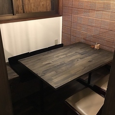 プライベート感を重視した暖簾仕切りのテーブル席は、周りを気にせずお食事を楽しみたい方におすすめです。4名掛けが6卓、2名掛けが1卓あり、ご家族でのランチや友人との飲み会、女子会など、幅広いシーンでご利用いただけます。落ち着いた和の空間で、ゆったりとお過ごしください。