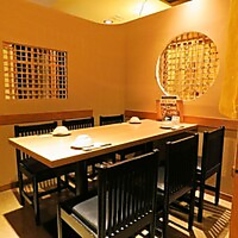 【２～１６名様】雰囲気も自慢の個室！女子会、男子会、会社飲み会、お友達同士や、ご家族にも◎人数に合わせてお席にご案内いたします。様々なシーンに最適な旬の食材を使用した飲み放題付の宴会コースも各種ご用意しています。また単品でのアラカルト用の飲み放題プランも併せてご利用くださいませ。