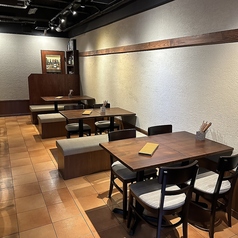 人数に合わせてレイアウト変更可能。少人数から団体様まで対応いたします。5名以上のご予約は店舗へご連絡ください