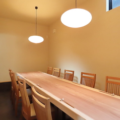 【2名～4名様用】普段使いの食事から特別な記念日、ビジネスの打ち合わせまで幅広いシーンで利用可能です。料理をシェアしたり、ゆっくりと食事を楽しむことができます。