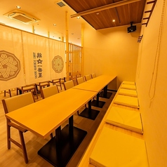 【白を基調とした明るい綺麗な店内】【仙台/居酒屋/個室/焼き鳥/藁焼き/牛たん/飲み放題/鶏料理/和食/日本酒/女子会/記念日/誕生日/二次会/宴会/歓迎会/送別会/歓送迎会】