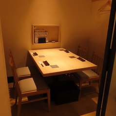 落ち着いた雰囲気の店内はテーブル席、カウンター席、奥には個室をご用意◎日替わりメニューやなど召し上がれます♪個室のご用意もございます