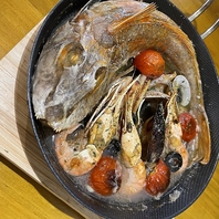 当日オススメの魚介類をたっぷり使ったアクアパッツァ！