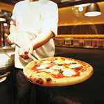 【石窯で焼き上げる本格派”ピッツァ”】表面はカリッと生地はふんわり！ぜひご賞味ください。
