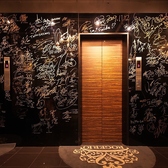 著名人のサインの数々です。これはまだホンの一部ですが是非見に来てください！