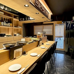 カウンター8席のお店
