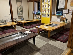 お座敷が4テーブルございます。ご宴会の際はこちらにお席をご用意させていただいております。貸し切りは要相談です。