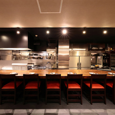 臨場感あるカウンター席はお一人様でのご利用やカップル様にもおすすめ。料理人にもお気軽にお声がけください。