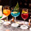 クラフトジンをはじめバーテンダーが本格的オリジナルカクテルを提供いたします。お酒が苦手な方にはノンアルコールカクテルのご用意も。