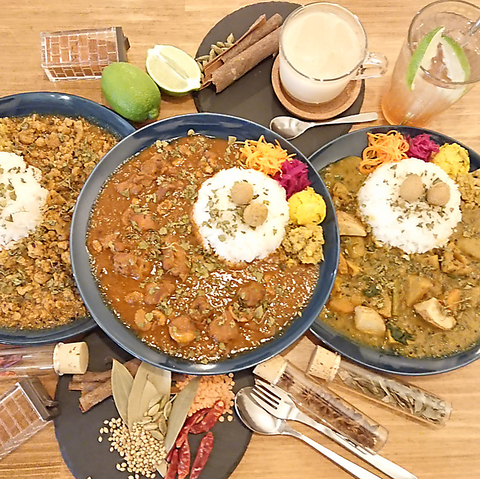 月替わりのスペシャルカレーをご提供します！特別なランチタイムをお過ごしください。