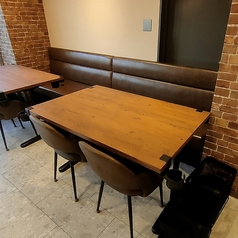 壁際でゆったりお遊びいただけるソファ席もございます。長時間遊ぶ場合にオススメです！