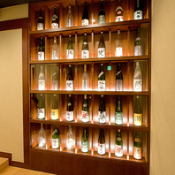 店内には福井の地酒を中心とした一升瓶をディスプレイ。
