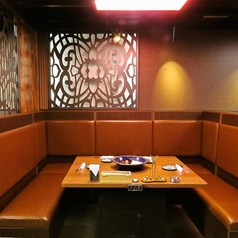 最大７名様にご利用頂けるふかふかのソファー席になります！！沈むくらいふかふかのソファー席は宴会や女子会などにぴったり♪みんなの会話が弾むこと間違いなし！！時間になってもまだまだいたくなること間違いなし♪皆様でおいしいお酒や料理をご堪能下さい！！楽しいお時間を過ごしていただけます！！