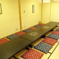 お二階席は貸切可能となっております。広々としたお座敷は、親しい友人や親戚や家族との集まりにも最適です。足を伸ばしたり楽な姿勢で、くつろぎながら食事を楽しむことができます。プライベート感が、特別なひとときをより一層引き立てます。宴会やお祝い事、様々なシーンでご利用いただけます。※予約が必要となります。