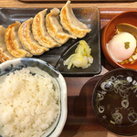 ガッツリ食べたい人向けの夜定食メニュー！肉汁焼餃子定食などボリューム満点で満足いただけます♪