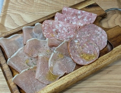 生ハムとサラミの盛り合わせ