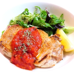 チキンステーキ　完熟トマトソース