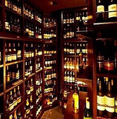 自慢のワインセラー。ワインラヴァーが夜ごと集う大人のための空間で、創意に満ちたスペシャリテと厳選ワインを堪能。多数の日本ワインを取り揃えてお待ちしています。