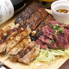 まるでBBQ◎冷房の効いた快適な店内で楽しむ「肉盛りジーニーズスペシャル」