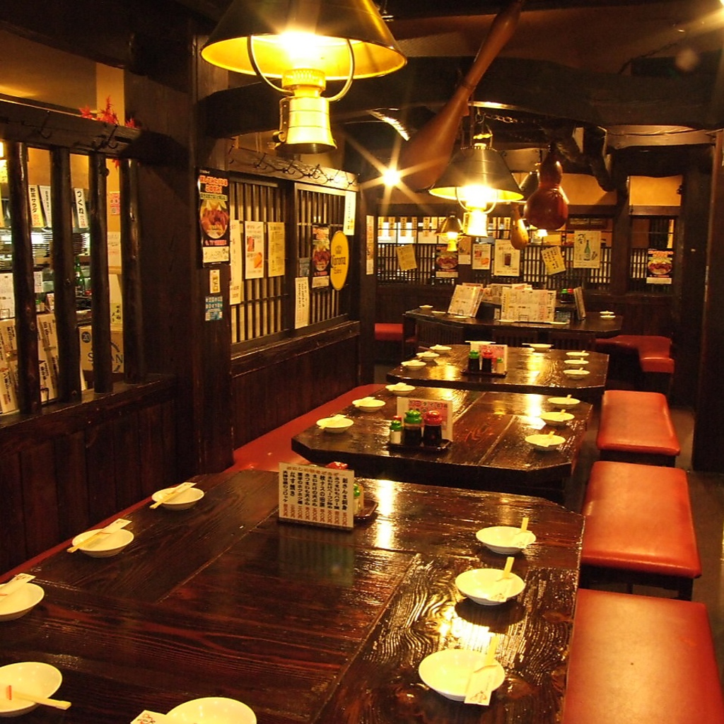 テーブル席は懐かしいランプと天井から吊るされたひょうたんが特徴的◎20名様までの宴会もＯＫ！