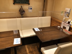 禁煙席のテーブル席がございます。密を避けるため2テーブル合わせてご案内しておりますので、広々とご利用ください。
