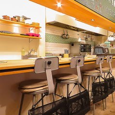 【カウンター席】カウンター席が人気♪オープンキッチンスタイルなので調理の様子を眺めながら次は何を食べようかと考えたり、スタッフにおすすめの料理・お酒を効いてみるのも◎