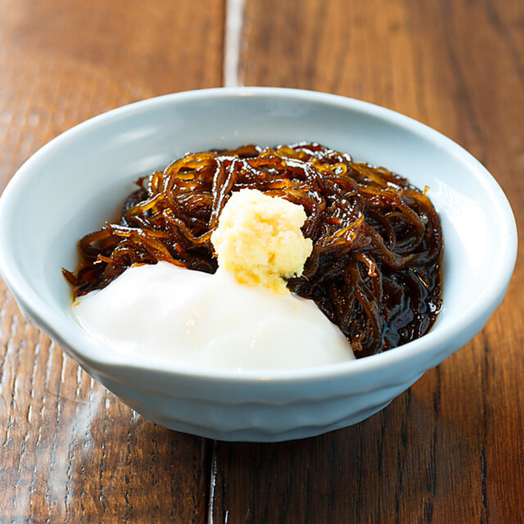 お酒が進むメニューもたくさんあります。伊是名島産の温玉もずくで油をサッパリリフレッシュ！