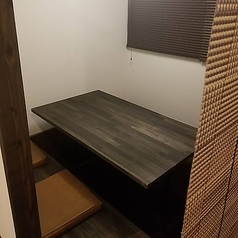 大切な方との会食や、接待、顔合わせなどに最適な8名様完全個室をご用意しております。他のお客様を気にすることなく、プライベートな空間で会話とお食事を存分にお楽しみいただけます。落ち着いた和の設えが、特別なひとときを演出します。