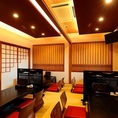 最大24名様まで一堂に会することができる、広々とした座敷空間を確保しています。会社関係の宴会や地域のお集まり、法要など、まとまった人数での会食に最適な設備です。一体感のある開放的な造りとなっており、大人数での賑やかな宴も、和の情緒を感じながらゆったりとお楽しみいただけます。