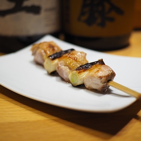 産地直送の地鶏の炭火焼と和洋の混在した新しい形の焼鳥屋さんです。