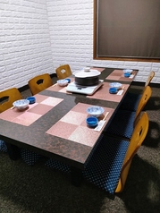 2階　個室　6名席×1卓。4名様から6名様まで。落ち着いた雰囲気で、おくつろぎいただけます♪